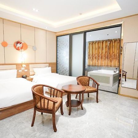 Home Me Hotel Manila Exterior photo