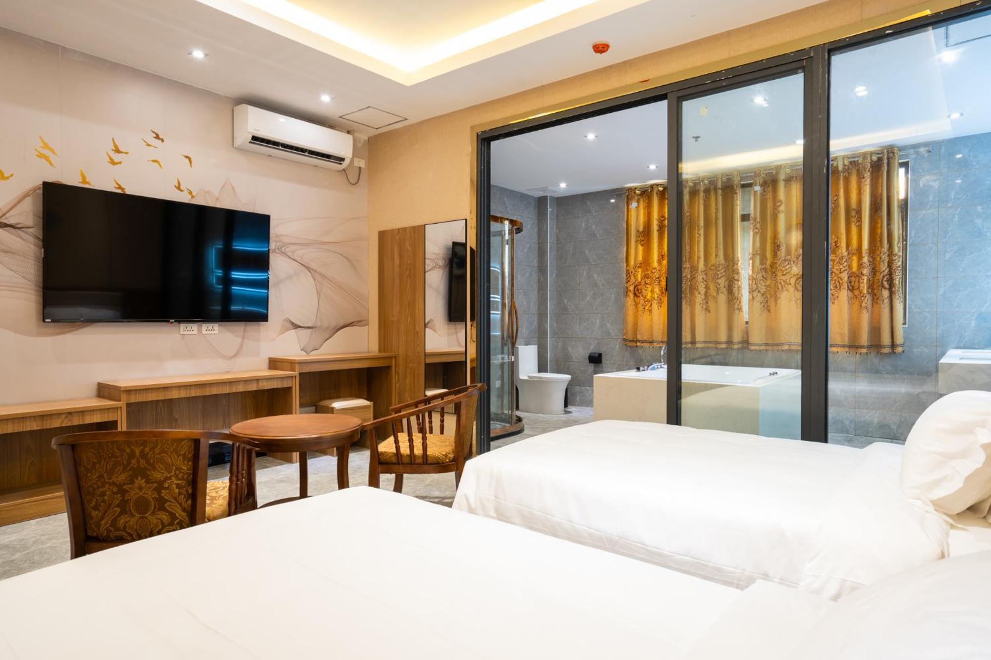 Home Me Hotel Manila Room photo