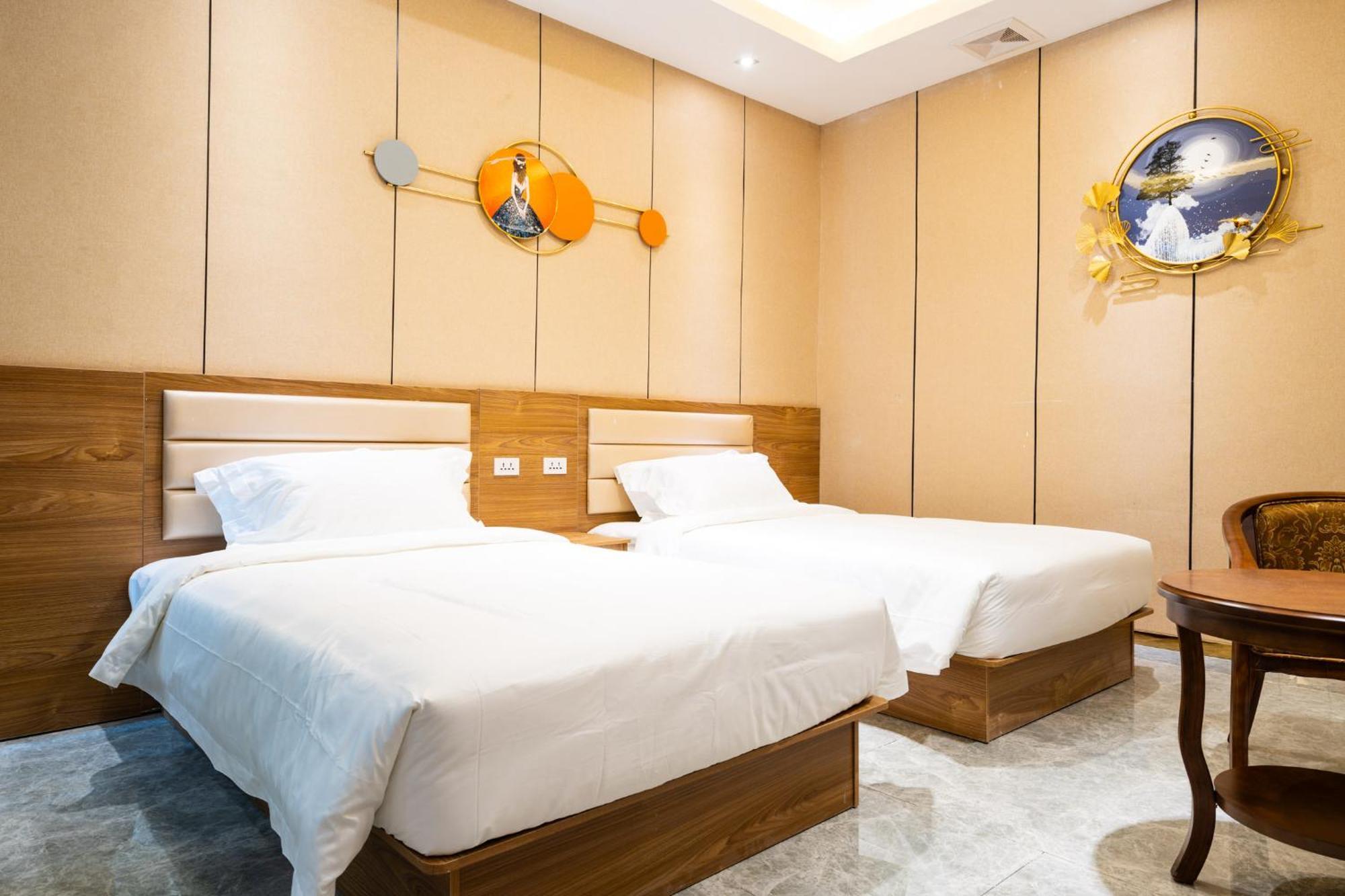 Home Me Hotel Manila Room photo